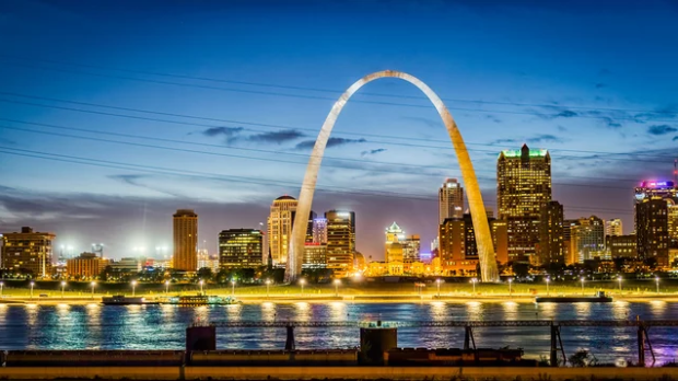 St. Louis Gateway Arch and skyline at night
